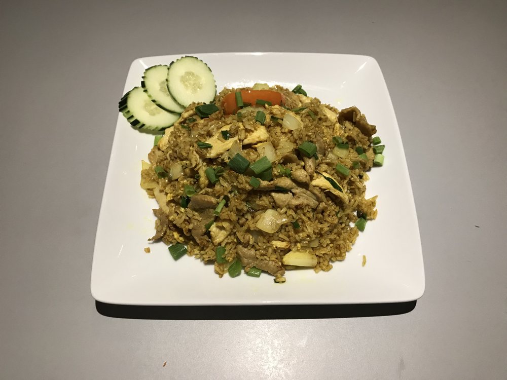 Order Veggies Fried Rice Yellow Curry food online from Chiangmai Thai Restaurant store, Lynnwood on bringmethat.com