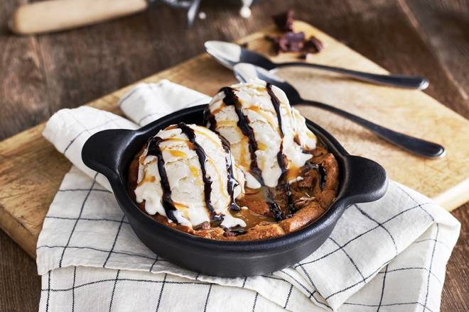 Order Chocolate Chip Skillet Cookie food online from Ruby Tuesday store, Zephyrhills on bringmethat.com