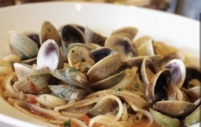 Order Lunch Linguine con Vongole food online from La Piazza Cucina Italiana & Wine Bar store, Melville on bringmethat.com