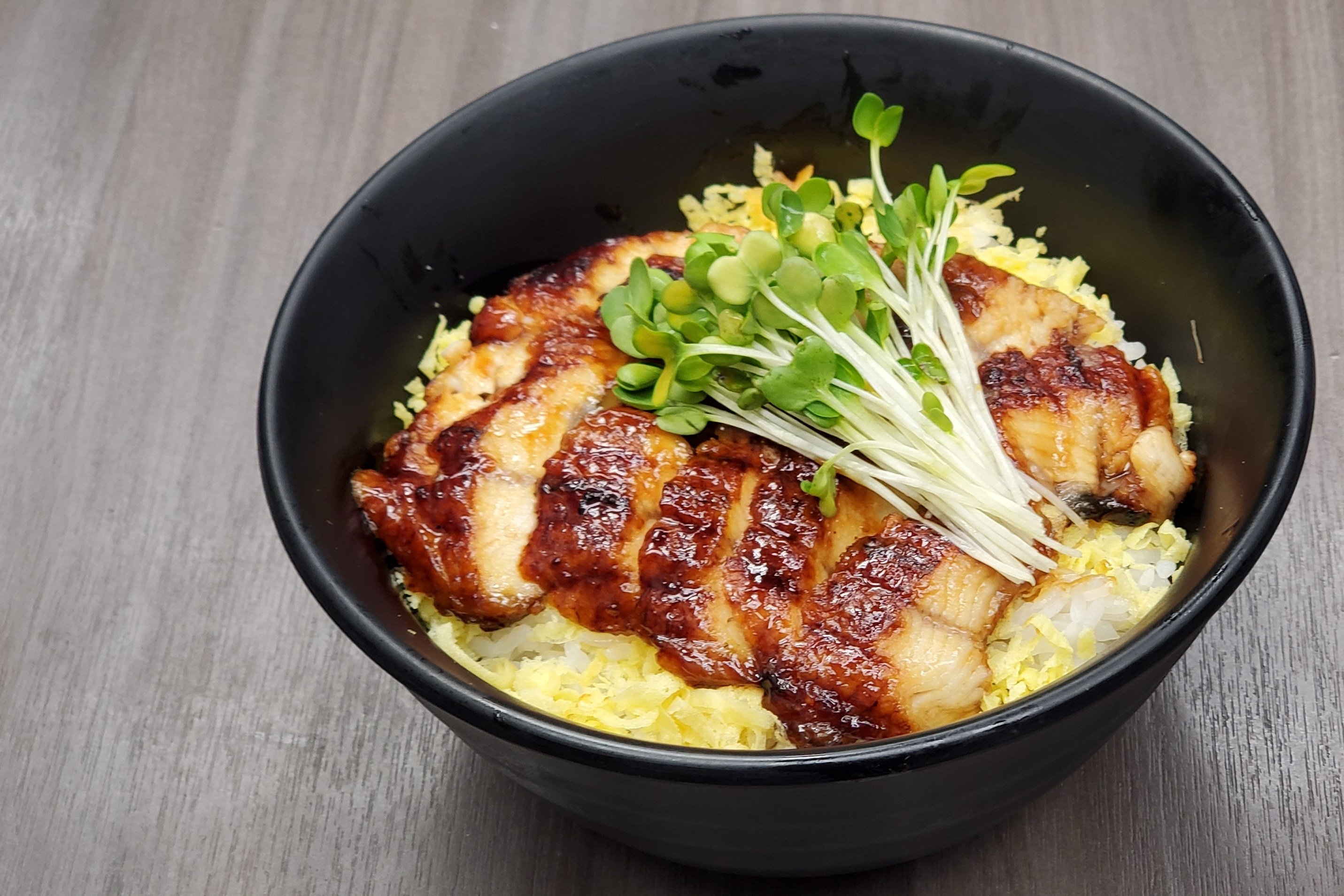 Order large Eel rice bowl food online from Shin-Sen-Gumi Hakata Ramen - Gardena store, Gardena on bringmethat.com