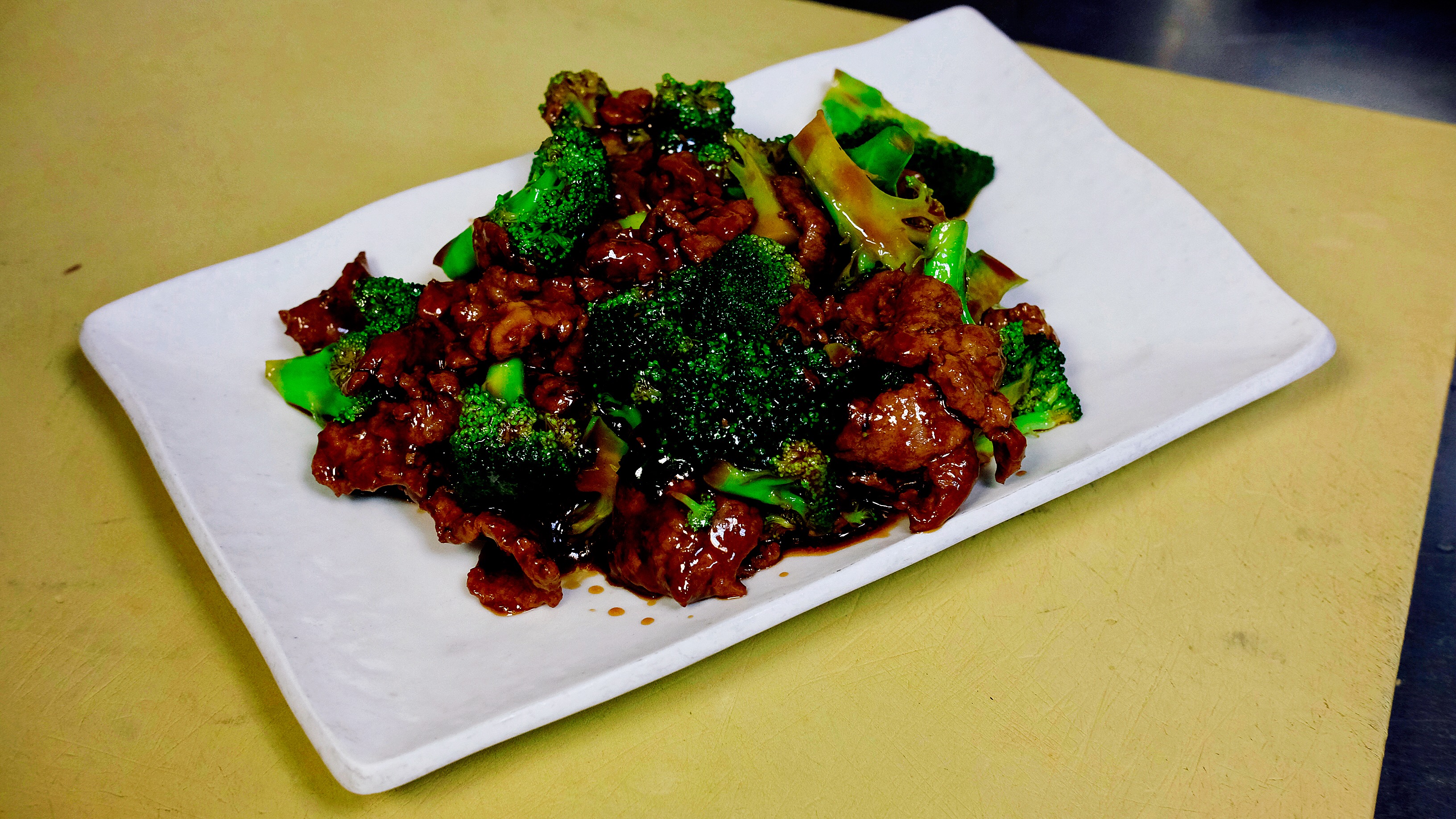 Order B2. Dinner Beef with Broccoli food online from Ollie's Noodle Shop & Grille store, New York on bringmethat.com