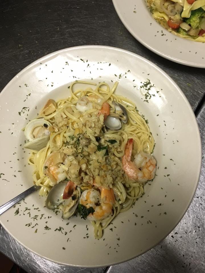 Order Linguine Shrimp & Clams - Entree food online from Macaluso's Italian Restaurant store, Fort Worth on bringmethat.com