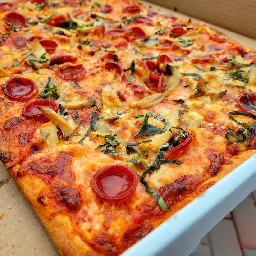 Order Siciliana Crust Pizza - Large food online from Cioffi's Deli & Pizza store, Springfield on bringmethat.com