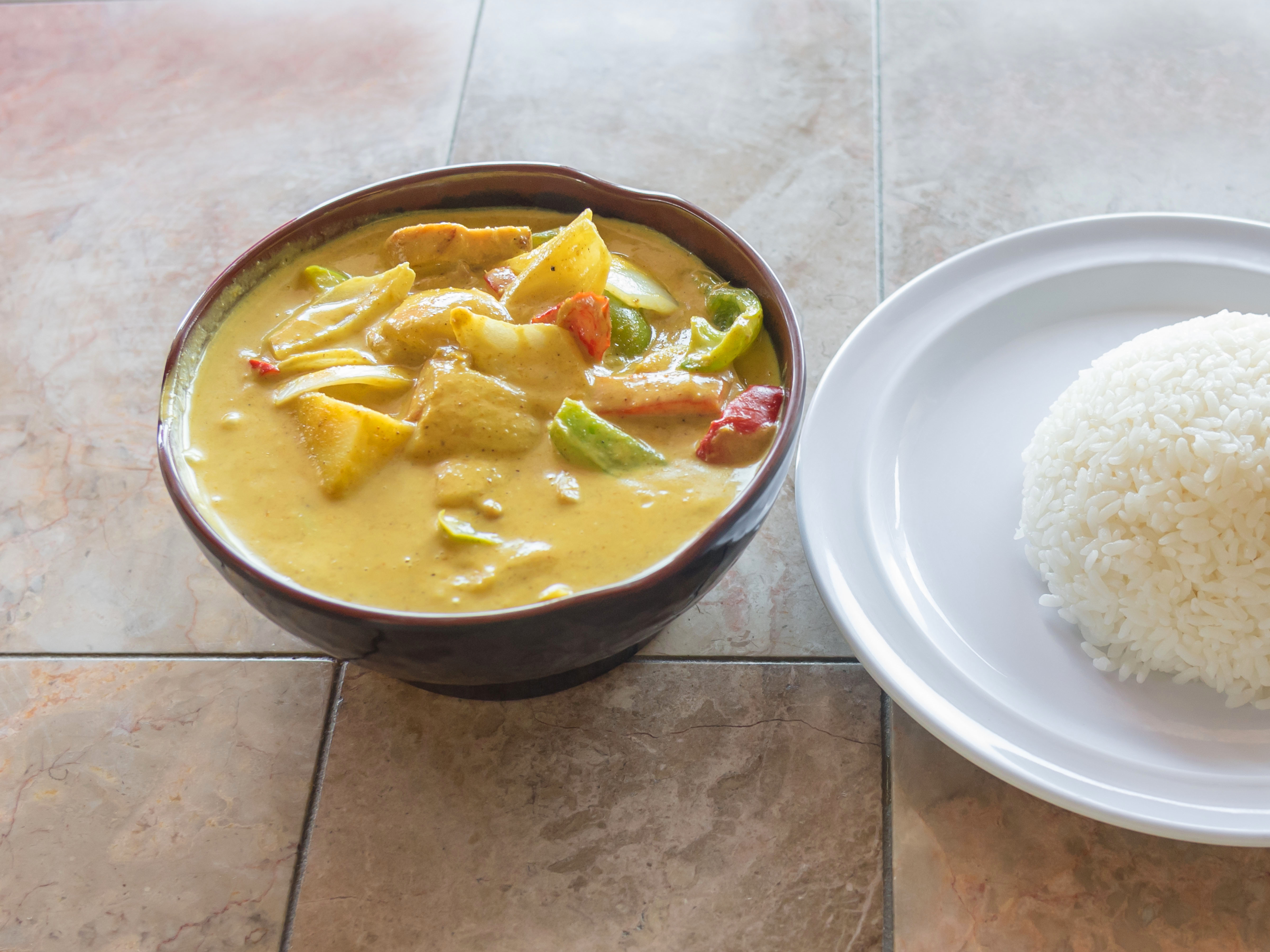 Order Yellow Curry Lunch food online from Sakura Asian Fusion store, Beaverton on bringmethat.com