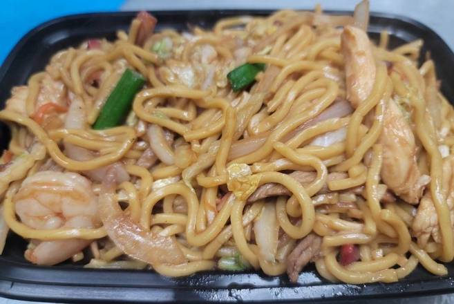 Order  House Special Lo Mein 本楼捞面大 food online from Mr. Wonton store, Egg Harbor Township on bringmethat.com