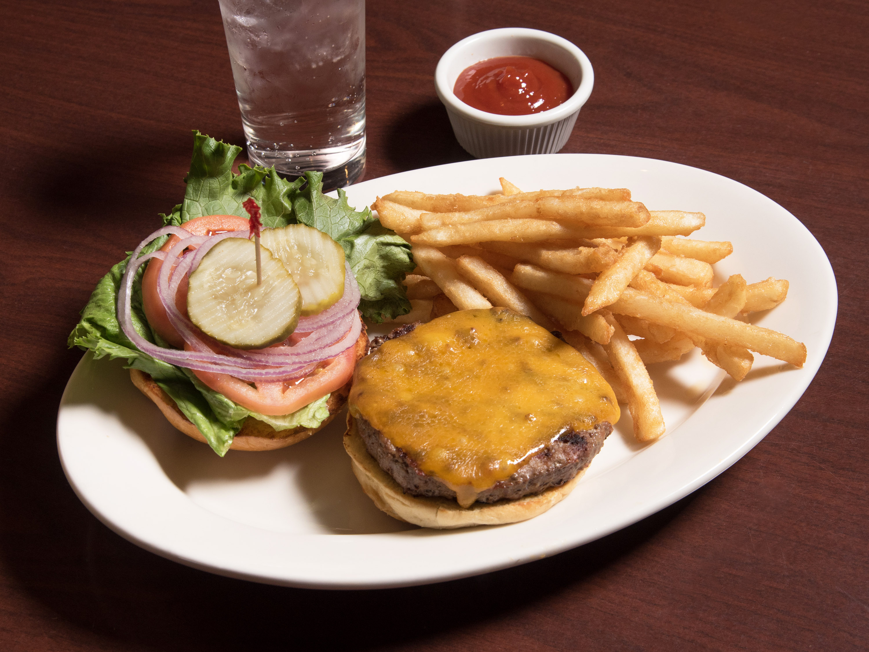 Order American Tavern Traditional Burger food online from Cromwell American Tavern And Taqueria store, Wilmington on bringmethat.com