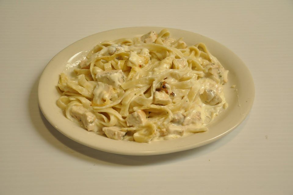 Order Chicken Alfredo Pasta food online from Parkway Express Pizza, Subs, & More store, Lafayette on bringmethat.com