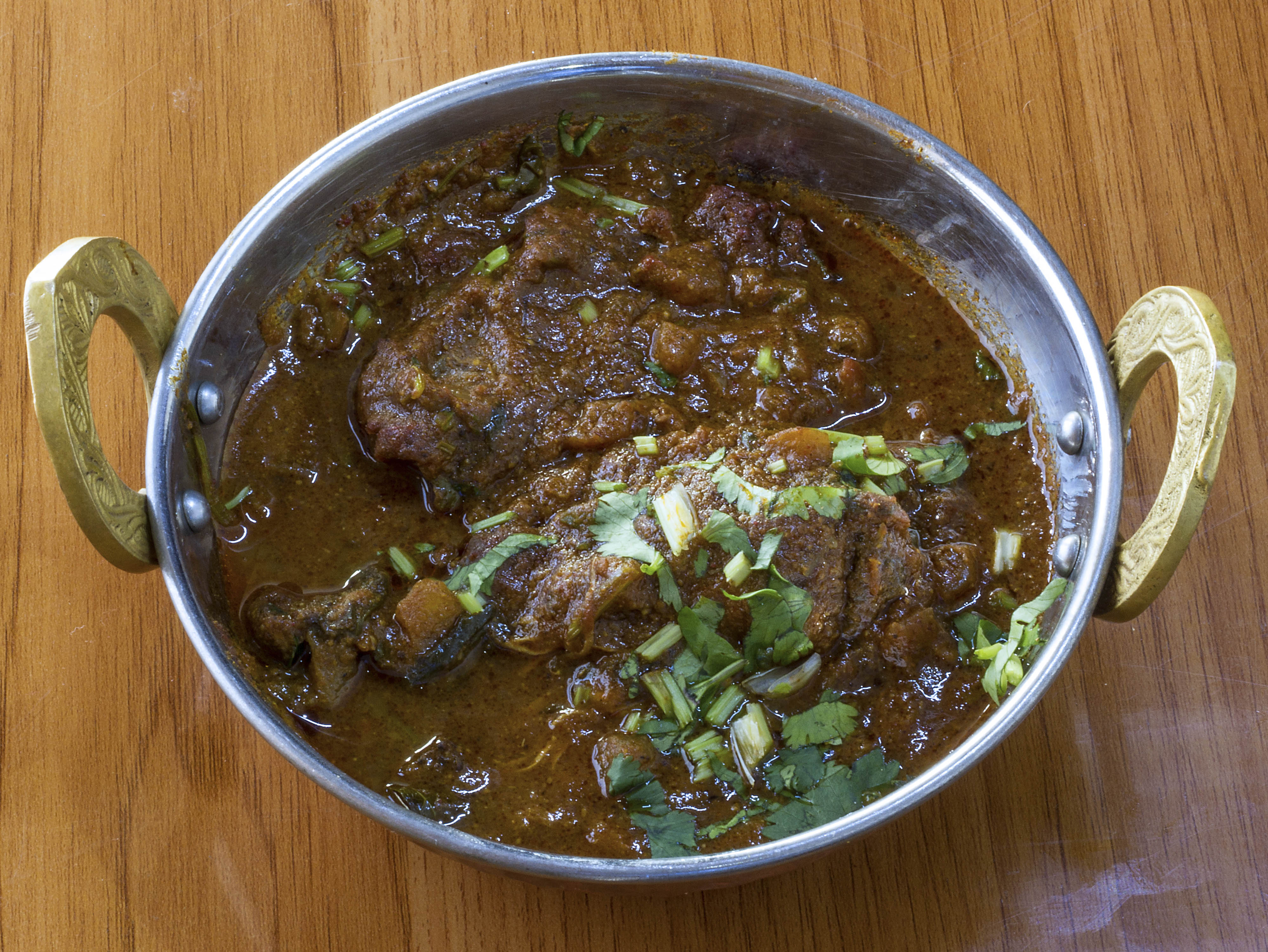 Order Andhra Style Chicken Curry  food online from Daawat Indian Cuisine store, Austin on bringmethat.com