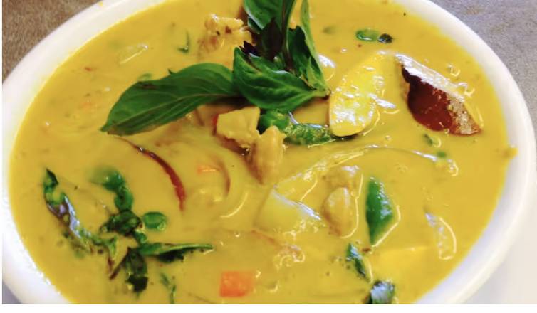 Order G5: Yellow Curry with Potatoes (Mild) with Choice of Meat Chicken, Beef or Pork food online from Noodle Palace store, Santa Rosa on bringmethat.com
