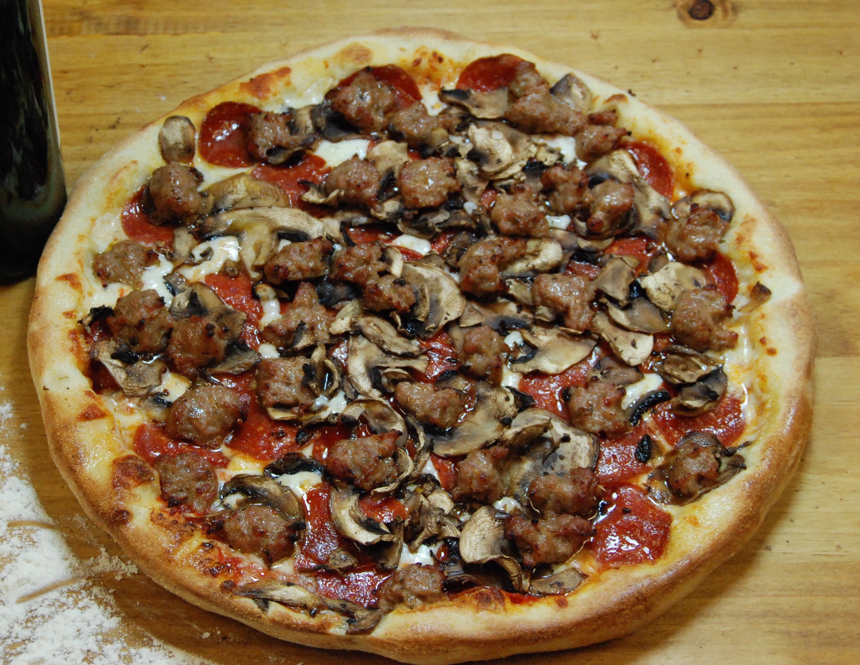Order Mill Valley Favorite Pizza - Medium 12'' food online from Stefano's Pizza store, Novato on bringmethat.com