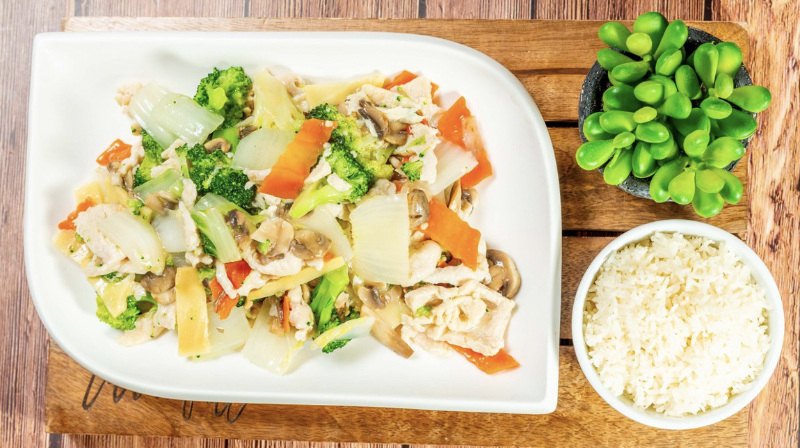 Order Moo Goo Gai Pan 蘑菇鸡片 food online from Paul Chen Hong Kong Restaurant store, Baltimore on bringmethat.com