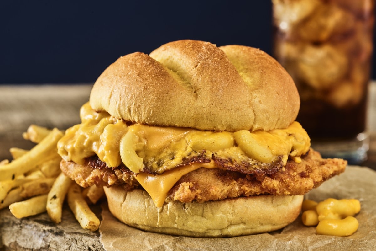 Order S'MAC & CHEESE CRISPY CHICKEN SANDWICH food online from Smashburger store, Raleigh on bringmethat.com
