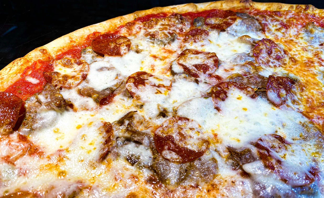 Order Meatlover's Pizza - Meatlover's Pizza food online from La Familia store, Katonah on bringmethat.com