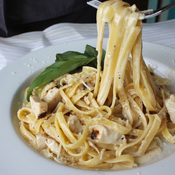 Order Chicken Fettuccini Alfredo   food online from That Pizza Place store, Los Angeles on bringmethat.com