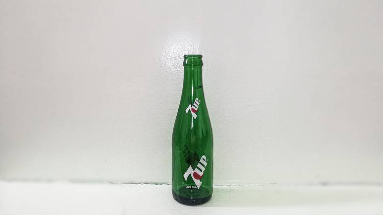 Order 7up (20 oz) food online from Chicken Wings Snob store, Detroit on bringmethat.com