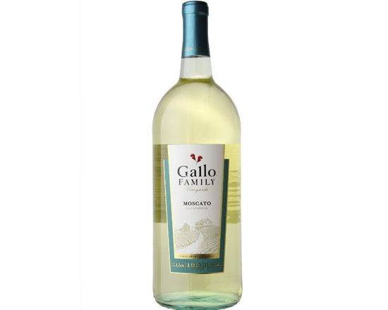 Order Gallo Family Moscato, 1.5L bottle (9% ABV) food online from Central Liquor Market store, Los Angeles on bringmethat.com