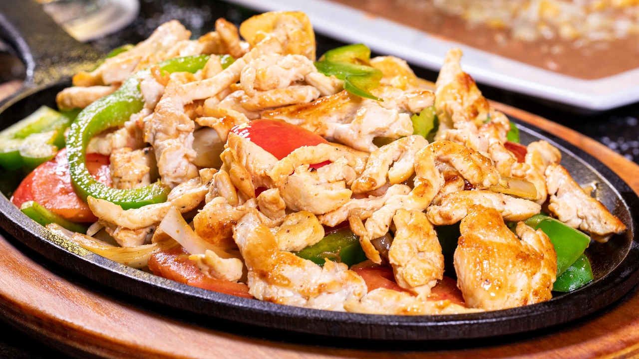 Order Grilled Chicken Fajitas ⭐️ food online from Casa Grande store, South Point on bringmethat.com