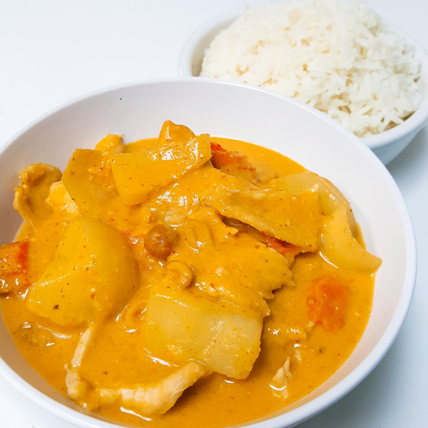 Order Yellow Curry* food online from Kaow Thai Cuisine store, Beaverton on bringmethat.com