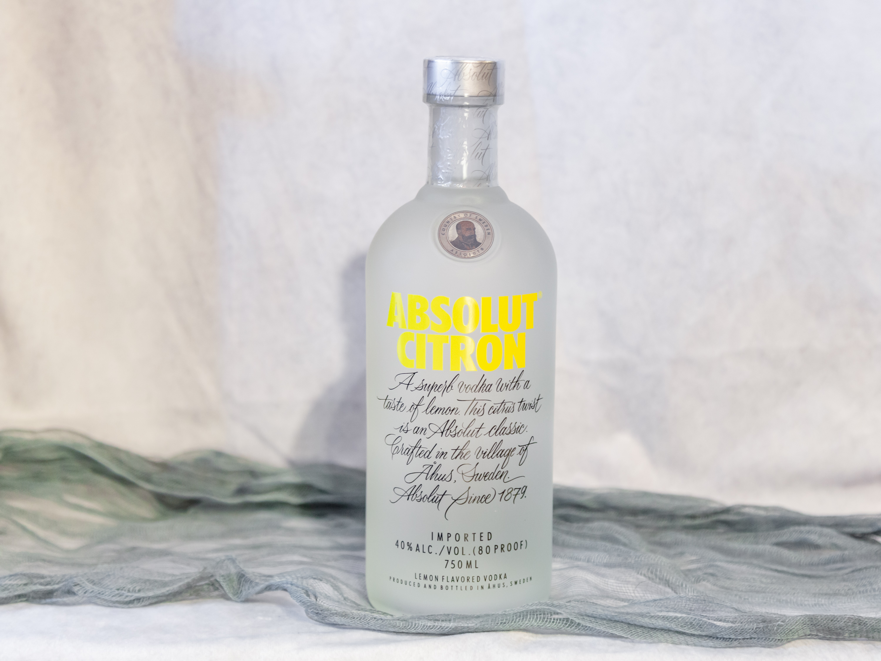 Order Absolut Citron Vodka food online from Alameda Cellars Wines And Liquors store, Alameda on bringmethat.com