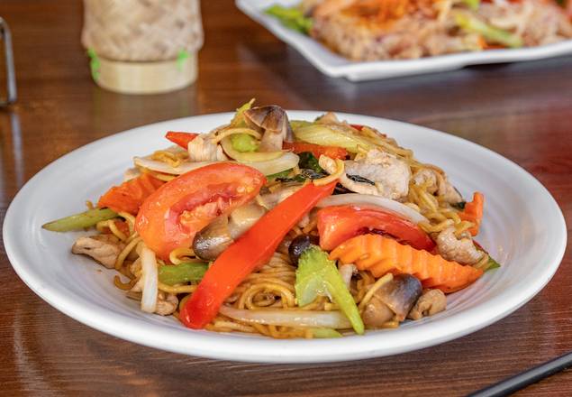 Order Kee Mao Chow Mein food online from Khao Soi Thai store, Studio City on bringmethat.com