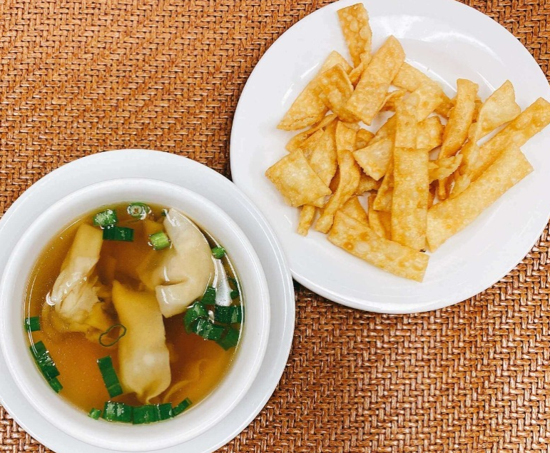 Order S3. Wonton Soup food online from PAPA CHEN CHINA DINER store, League City on bringmethat.com