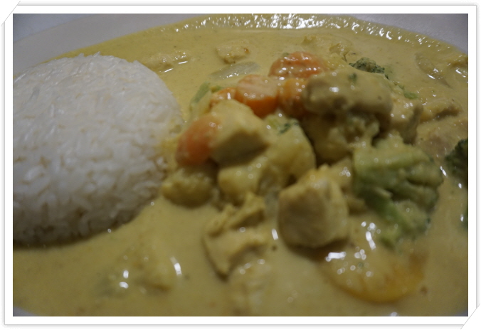 Order Green Curry food online from Umma House Restaurant & Cafe store, Atlanta on bringmethat.com