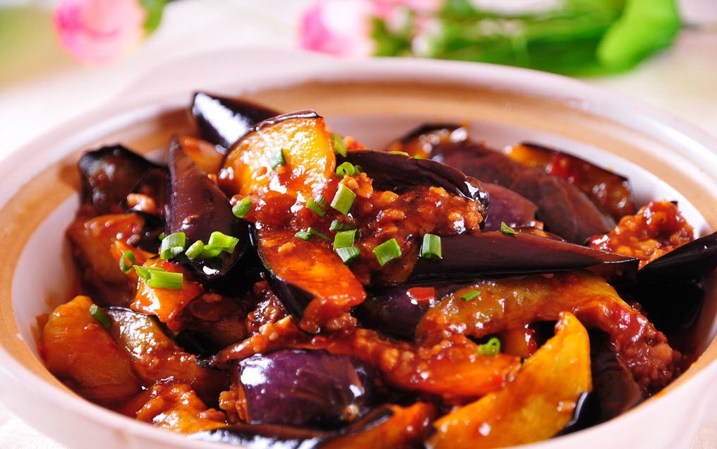 Order Yuxiang Eggplant 鱼香茄子 food online from Le's Restaurant store, Ames on bringmethat.com
