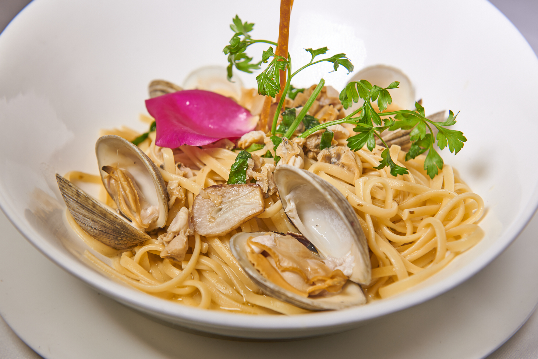 Order Linguine with Clam Sauce food online from Magno Grill store, New Rochelle on bringmethat.com