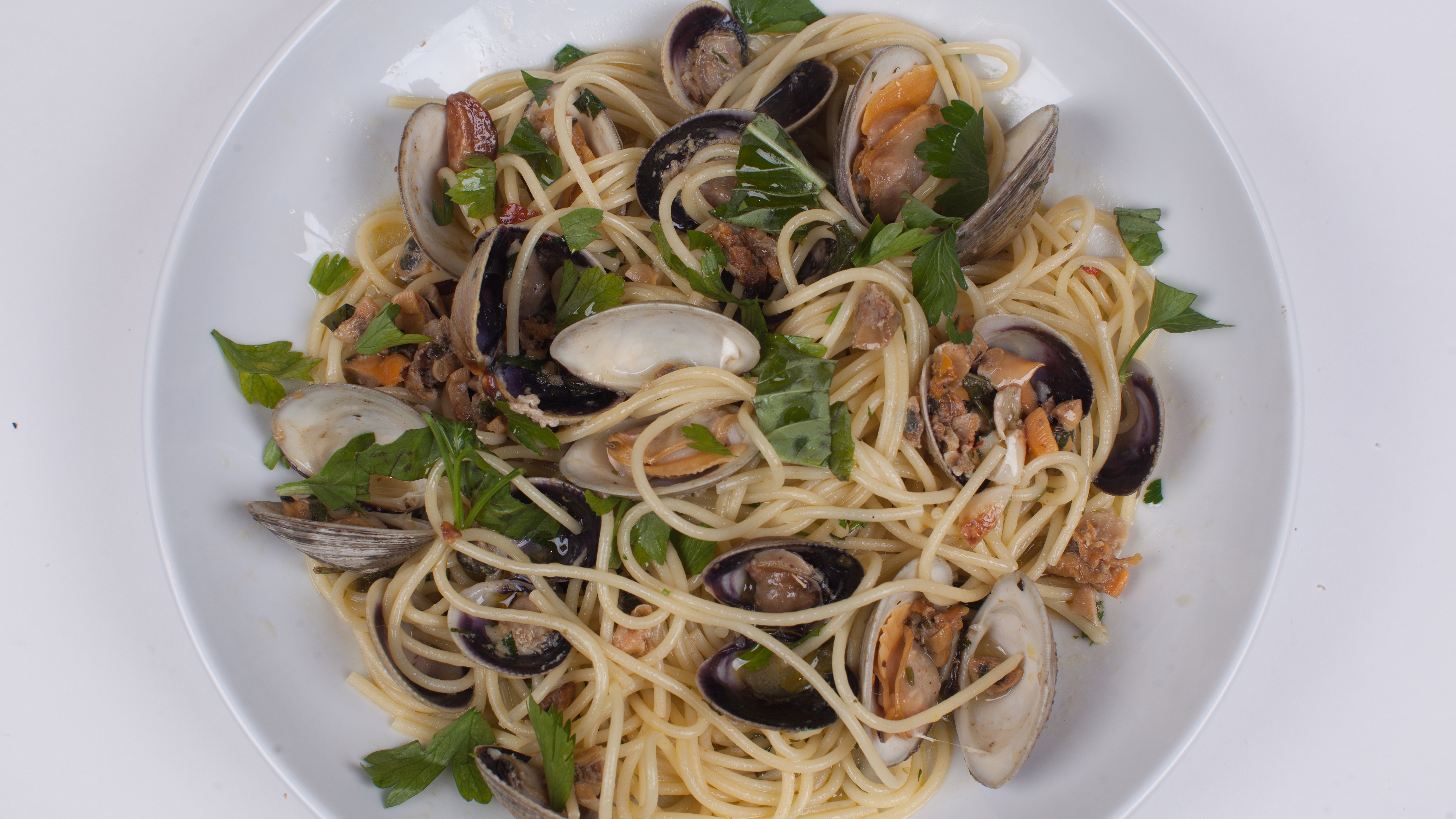 Order Spaghetti Vongole food online from Umberto's Pizzeria store, New Hyde Park on bringmethat.com