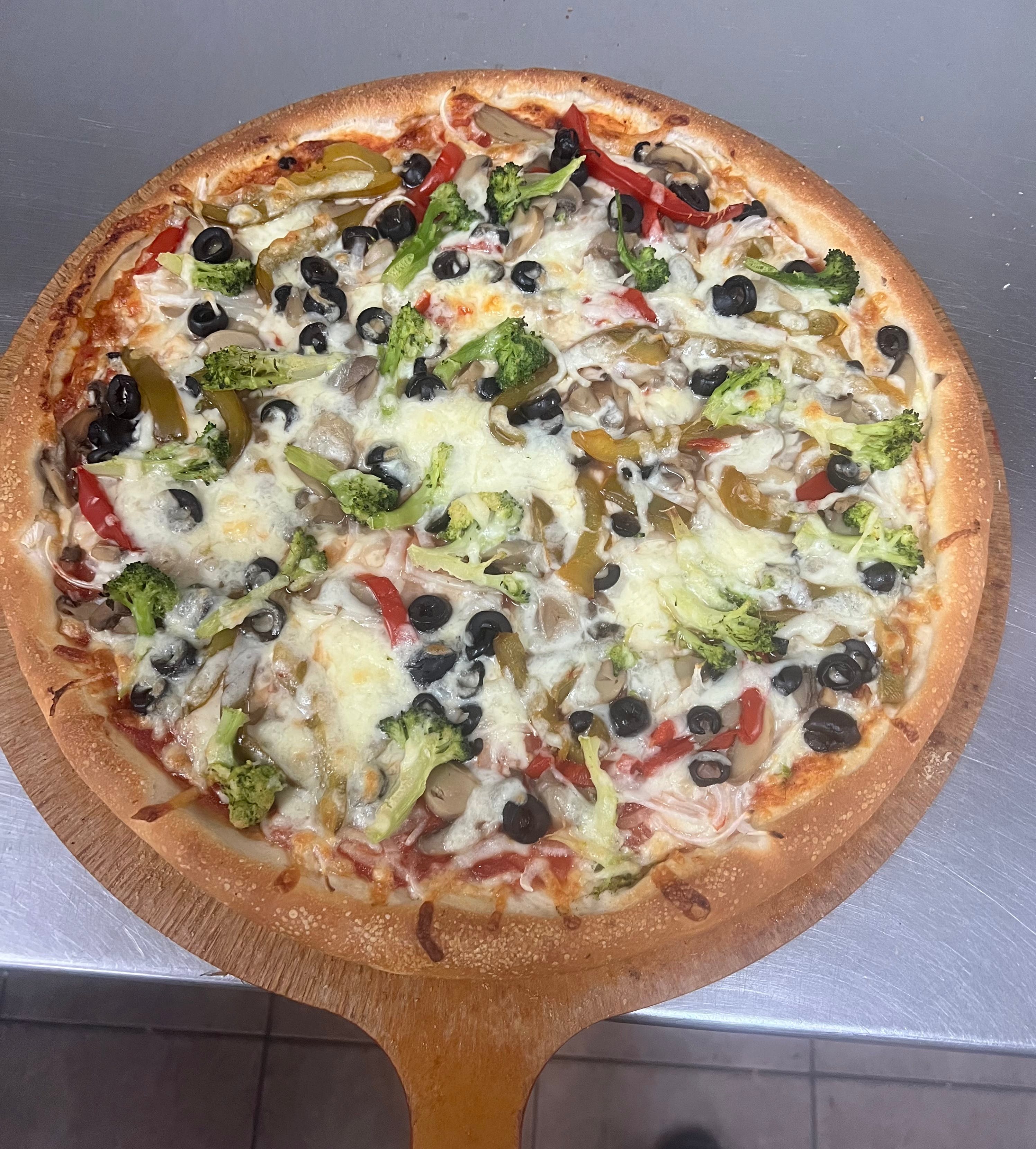 Order Vegetarian Pizza - Small 10" food online from C & S Pizza store, Winchendon on bringmethat.com