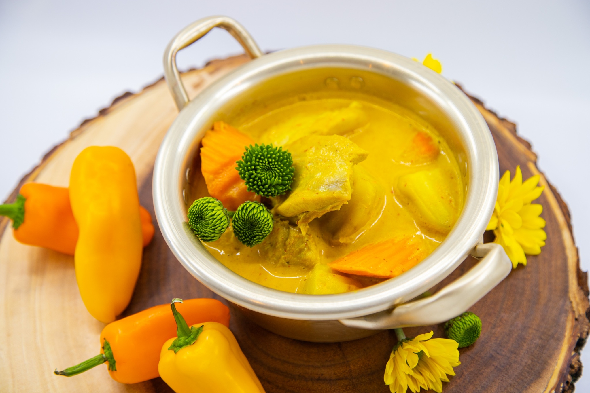 Order Yellow Curry Chicken food online from Chao phra ya thai (catering) store, Herndon on bringmethat.com