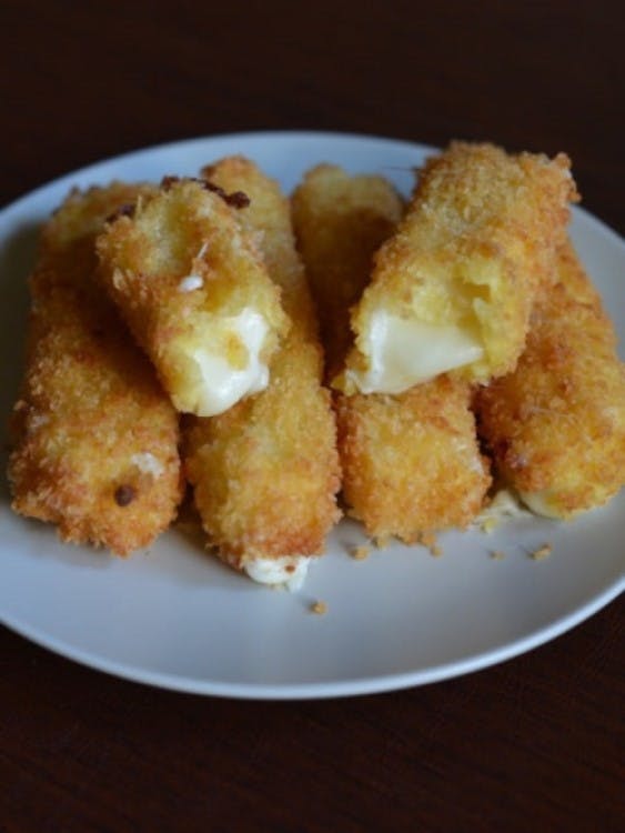 Order Mozzarella Cheese Sticks - 5 Pieces food online from Charlie Chicken Wings store, Oklahoma City on bringmethat.com