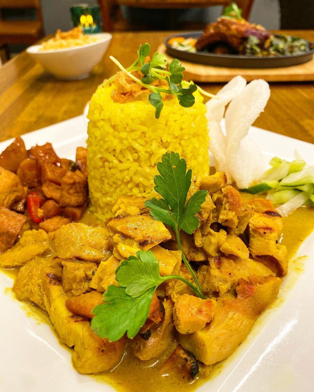 Order NR3. YELLOW CHICKEN CURRY RICE PLATE food online from Win Indonesian Grill & Gastrobar store, Atlanta on bringmethat.com