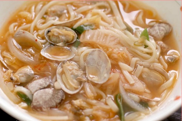 Order M-54B. Kimchi Noodle Soup w/Manila clams (김치바지락칼국수/泡菜蛤蜊刀切面) food online from Restaurant Namsan store, Los Angeles on bringmethat.com