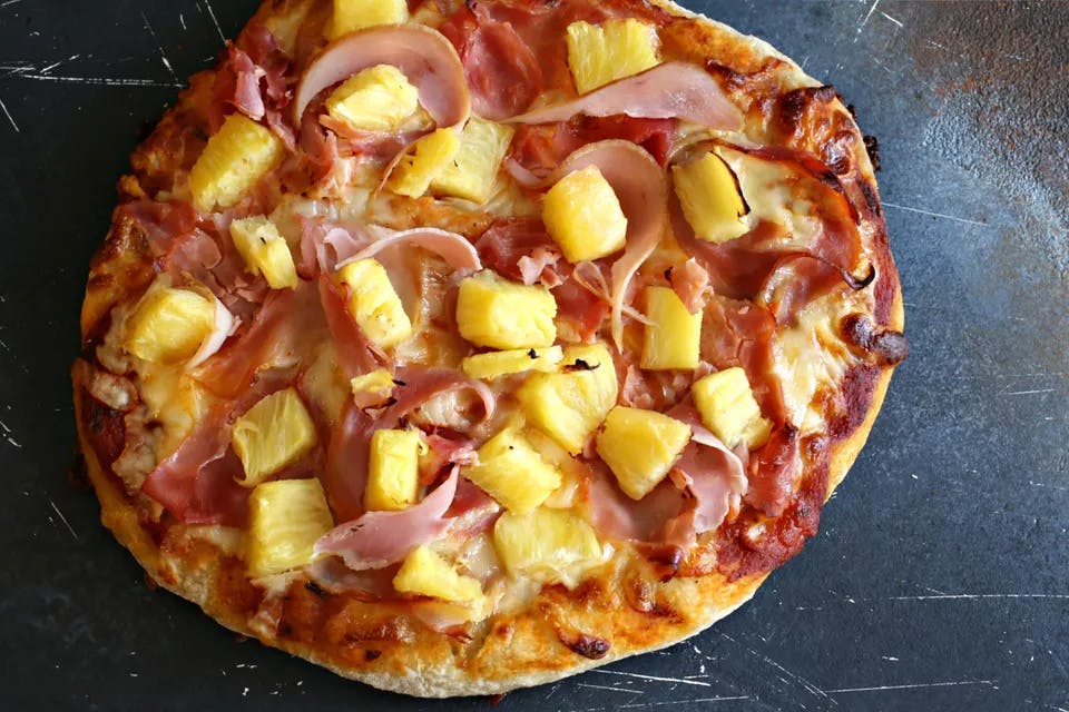 Order Hawaiian Pizza - Medium 14" (Serves 2-3) food online from Middy Mags Pizzeria store, Glenview on bringmethat.com