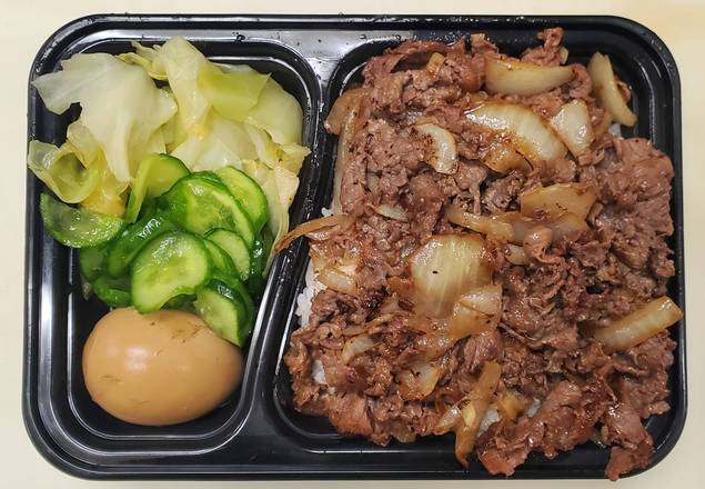 Order Black Pepper Beef Over Rice (黑胡椒牛肉蓋飯) food online from Luxweet Bakery Cafe store, Chino Hills on bringmethat.com