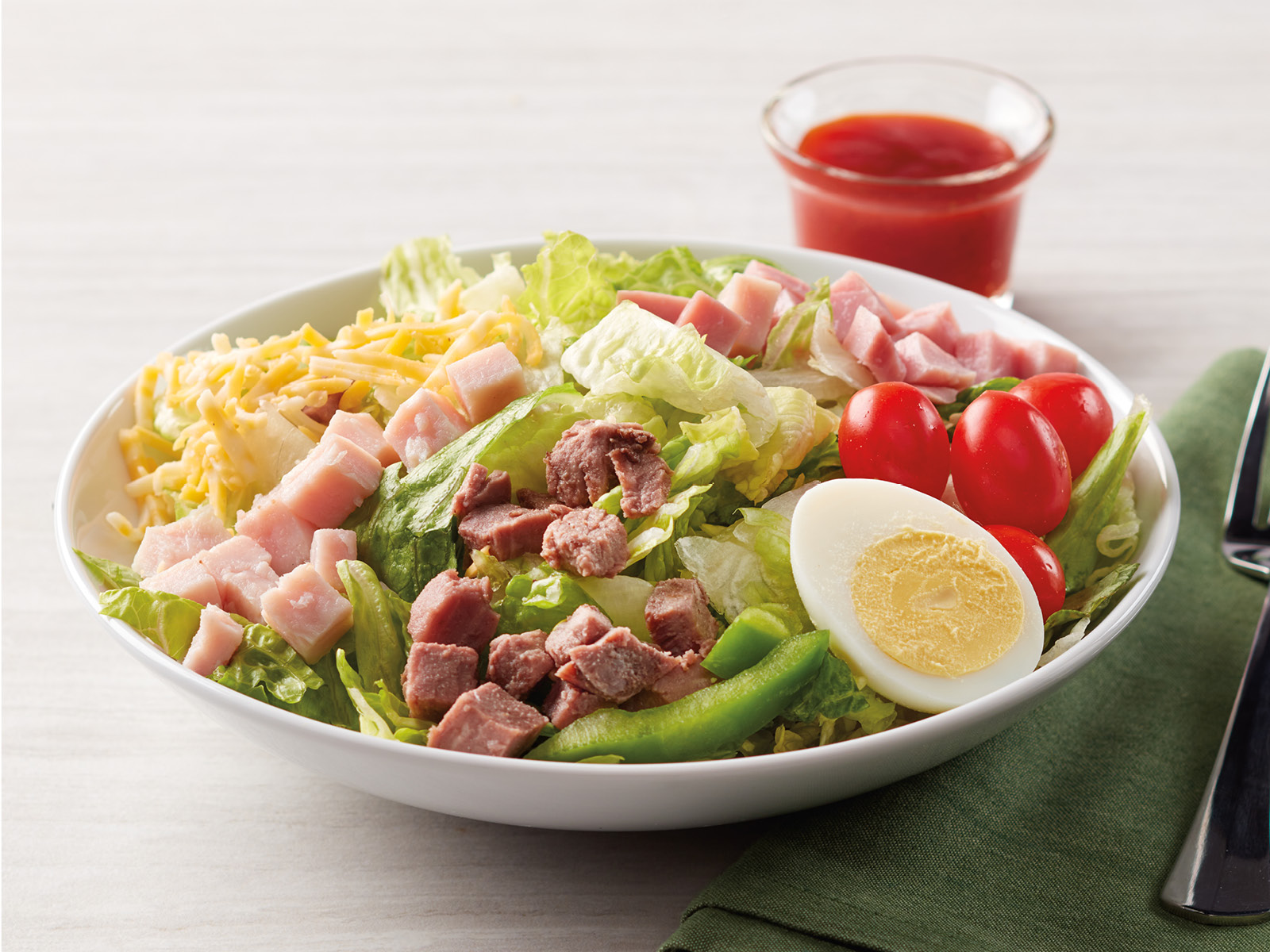 Order Dilusso Classic Chef Salad food online from Hy-Vee Mealtime store, Lincoln on bringmethat.com