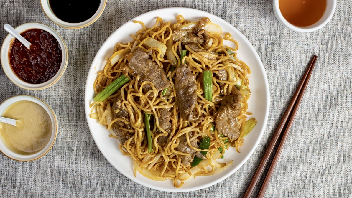 Order Beef Chow Mein 牛炒面 food online from King Kee store, San Francisco on bringmethat.com