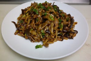 Order M4. 鱼香肉丝 Shredded Pork with Garlic Sauce food online from Sichuan Hot Pot 九寨溝火锅川菜 store, Cleveland on bringmethat.com