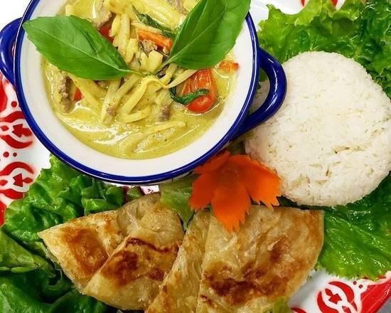 Order Special Green Curry Beef food online from Oros Thai Restaurant store, San Jose on bringmethat.com