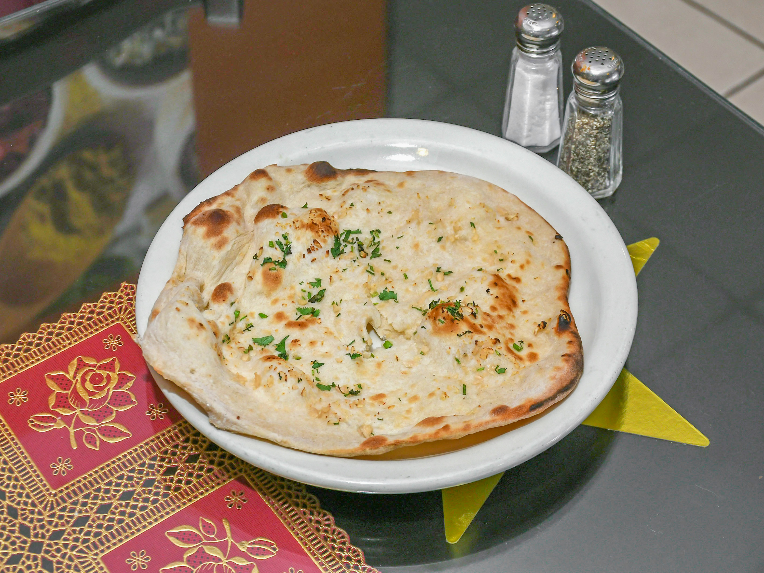 Order Garlic Naan food online from Spicepot Restaurants store, Urbandale on bringmethat.com