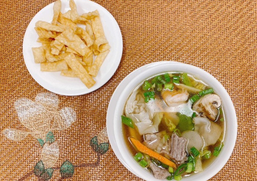 Order S7. House Wonton Soup food online from PAPA CHEN CHINA DINER store, League City on bringmethat.com