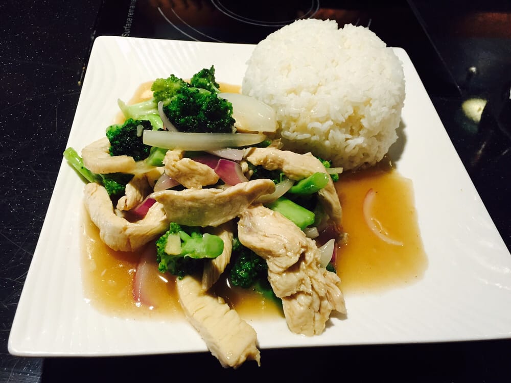 Order Sauteed Chicken with Broccoli over White Rice (Cơm gà xào bông cải) food online from Hello Saigon store, New York on bringmethat.com