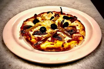 Order The Veggie Pizza food online from Lucky Chicago Style Grill store, Round Rock on bringmethat.com