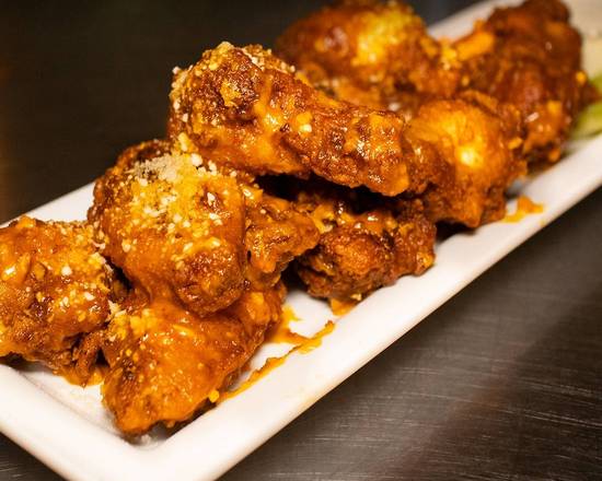 Order Traditional Wings food online from Paisans Pizzeria & Bar store, Chicago on bringmethat.com