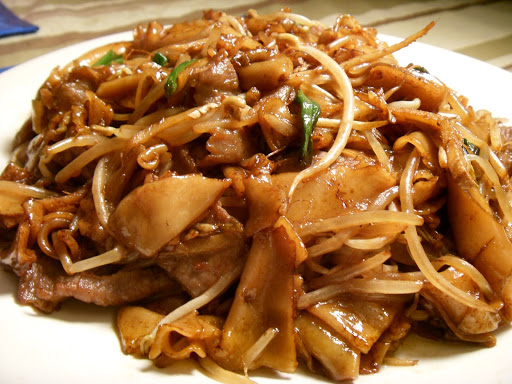 Order 42. Beef Chow Fun food online from Lian's Kitchen store, Garfield on bringmethat.com