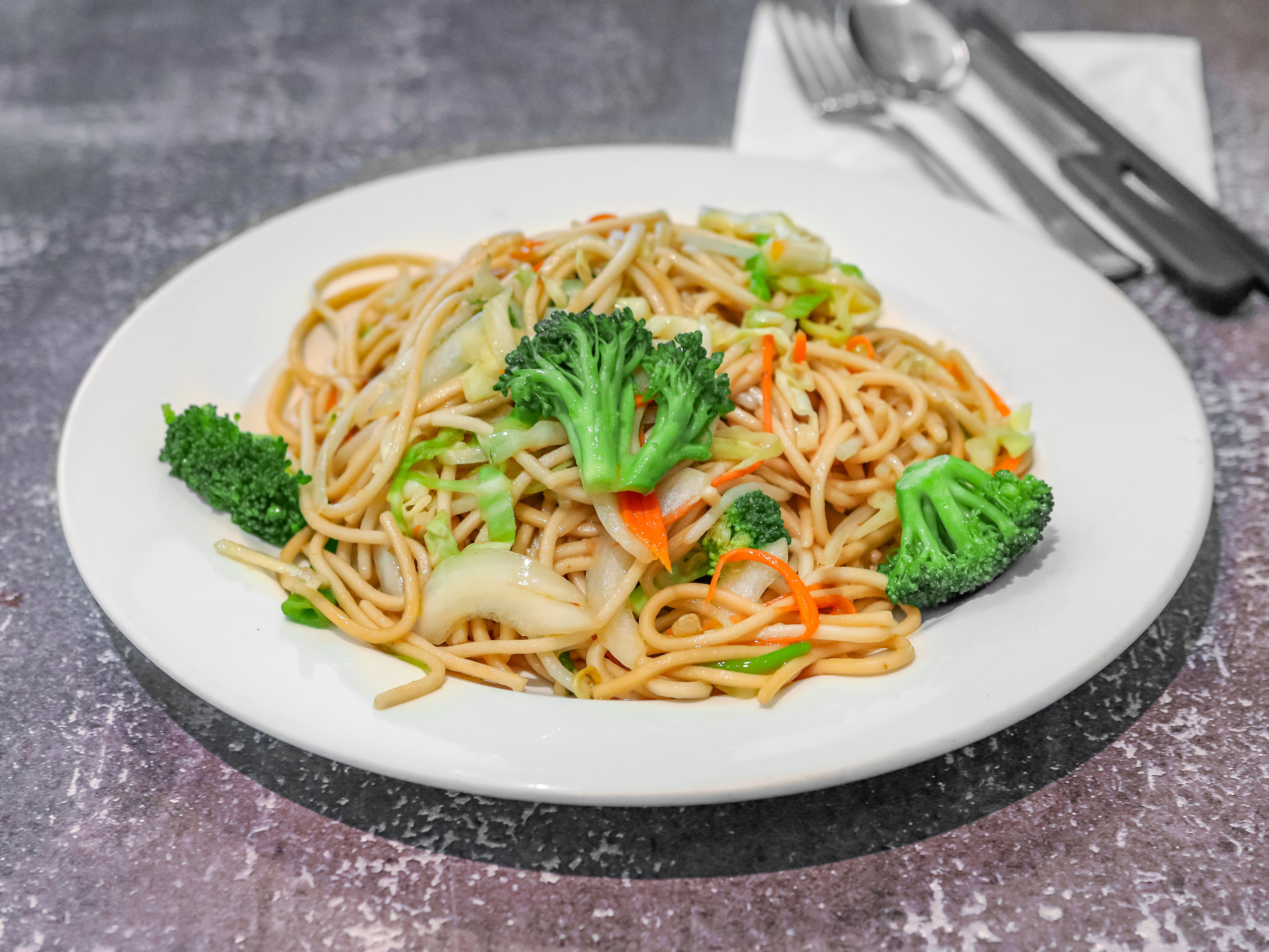 Order K5.  Vegetable Chow Mein  蔬菜炒面 food online from Hai master kitchen store, Laguna Woods on bringmethat.com