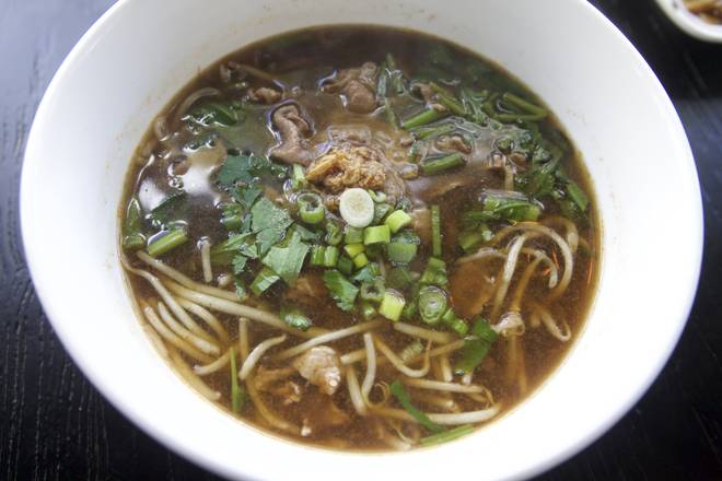 Order B01. Slice Beef Noodle Soup food online from New Thai Elephant store, San Mateo on bringmethat.com