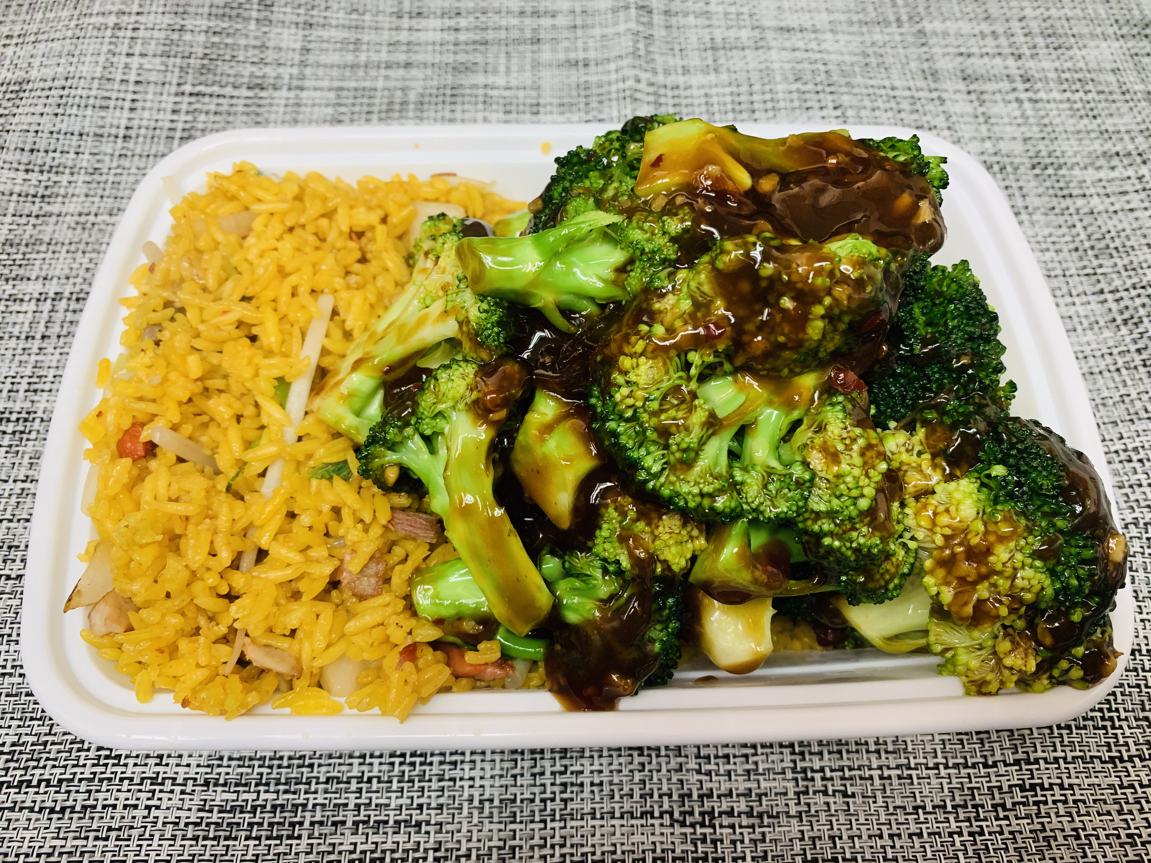 Order C24. Broccoli in brown sauce Combination Platter food online from Boulevard Chinese Restaurant store, Elmwood Park on bringmethat.com