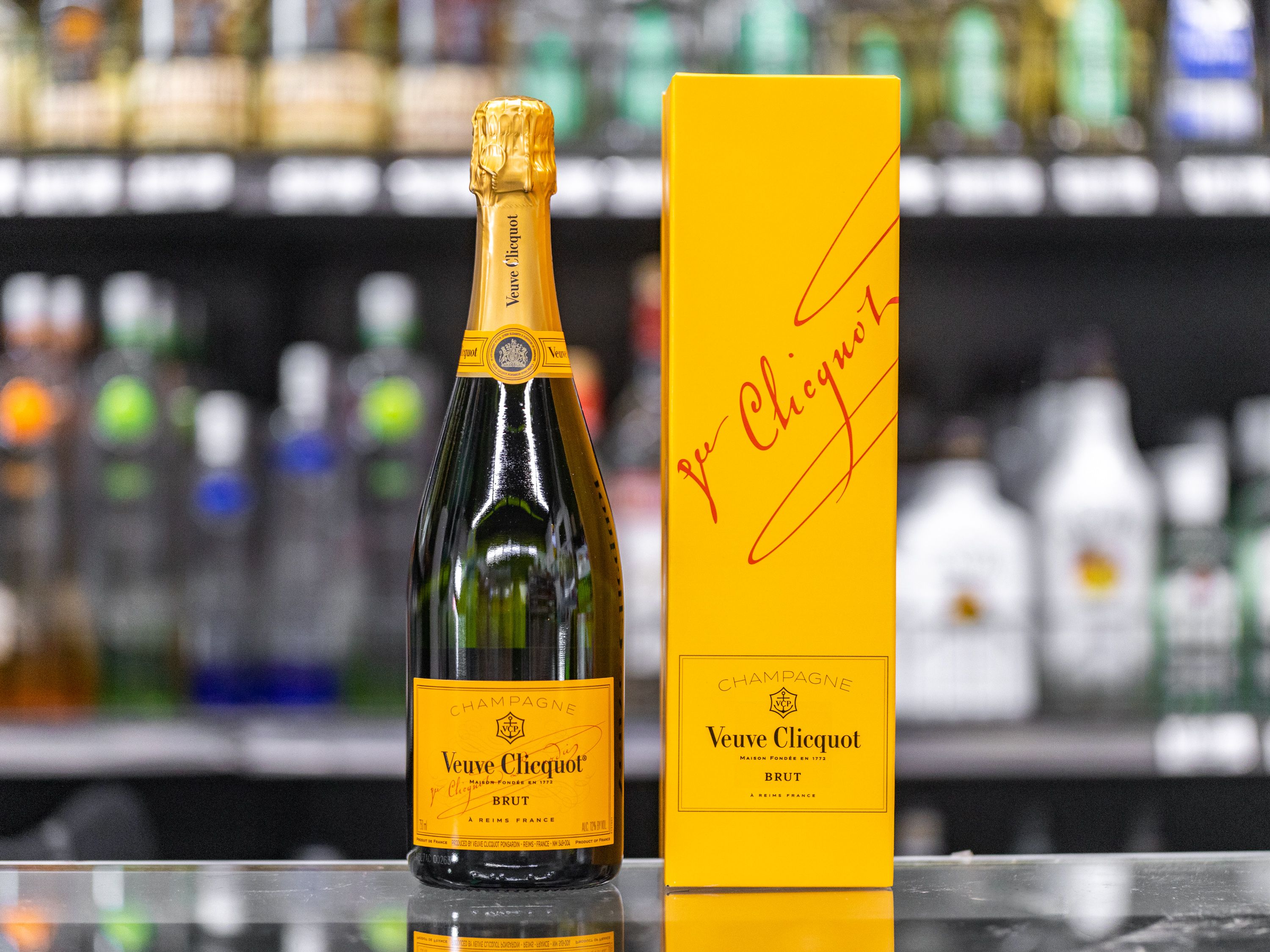 Order 750 ml. Veuve Clicquot Brut Yellow Label Champagne food online from Eagle Liquor Beer & Wine Market store, Los Angeles on bringmethat.com